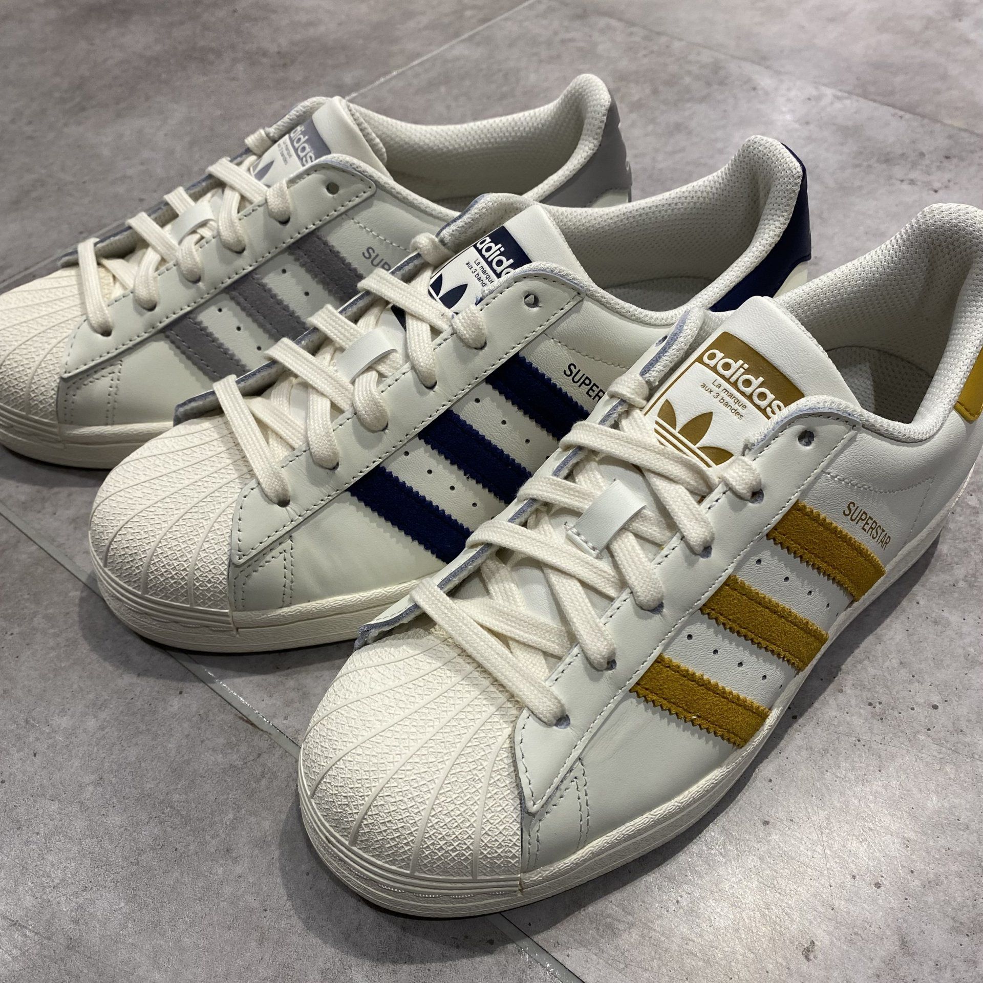 Adidas superstar hotsell gold stripe junior